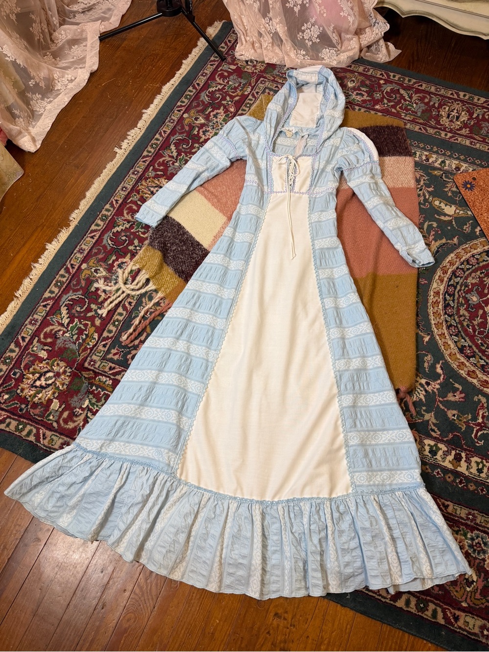 Rare White Label Gunne Sax Blue and White Hood with Blue and Pink Trim, 7 - Picture 13 of 16